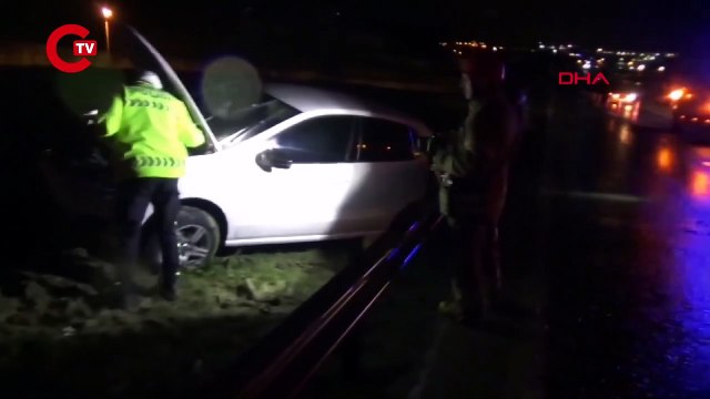 Direksiyon hakimiyetini kaybetti: Otomobil bariyerlere çarptı, 2 kişi yaralandı!