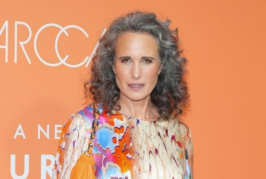 Andie MacDowell : cheveux gris et rides, « Je veux être vieille, je suis épuisée de tenter de rester jeune »