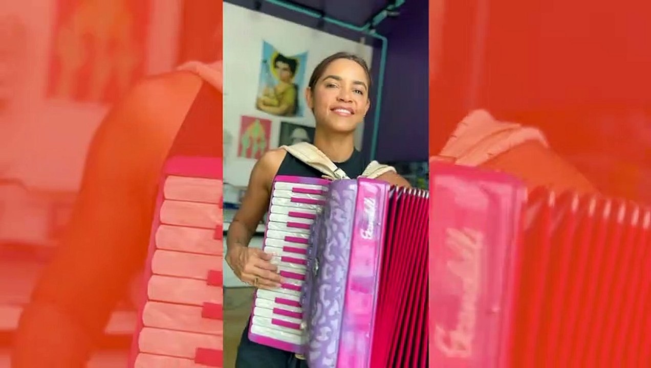 Lucy Alves toca sucesso de Miley Cyrus e mostra...