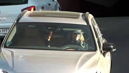 La infanta Elena vuelve sonriente al trabajo tras su reciente visita a su padre