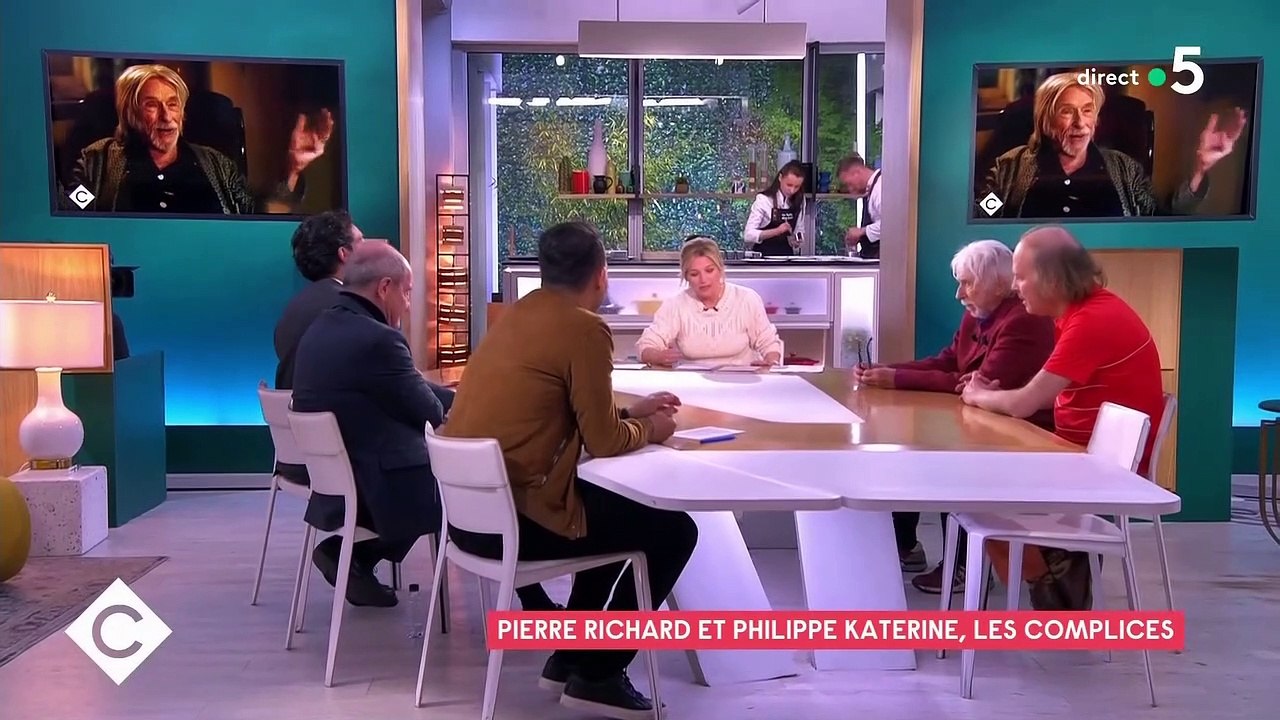 Anne-Elisabeth Lemoine fait un gaffe face à l’acteur Pierre Richard qui la recadre en direct dans «  C à vous » : « Je ne voulais pas le dire »  - Regardez