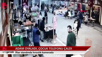 Tezgahtarı oyaladı, çocuğa telefonu çaldırdı