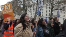 La protesta dei medici in Inghilterra: quattro giorni di sciopero