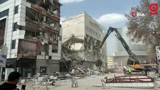 Malatya'da ağır hasarlı binaların yıkımı ve enkaz kaldırma çalışmaları sürüyor