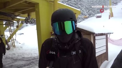 Nisan ayı ortasında Uludağ'a kar sürprizi... Karlı havayı fırsat bilen kayakseverler açık olan pistlere koştu