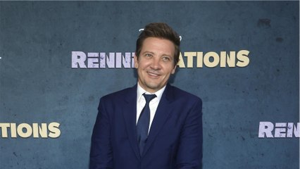 GALA VIDEO - Jeremy Renner : 4 mois après son accident, il fait son retour sur tapis rouge
