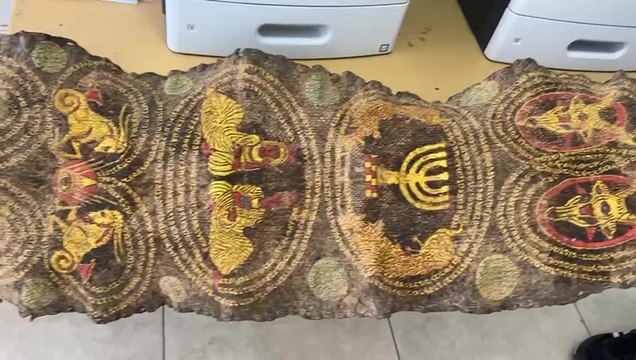 Antik Mısır dönemine ait piton derisine işlenmiş eser ele geçirildi