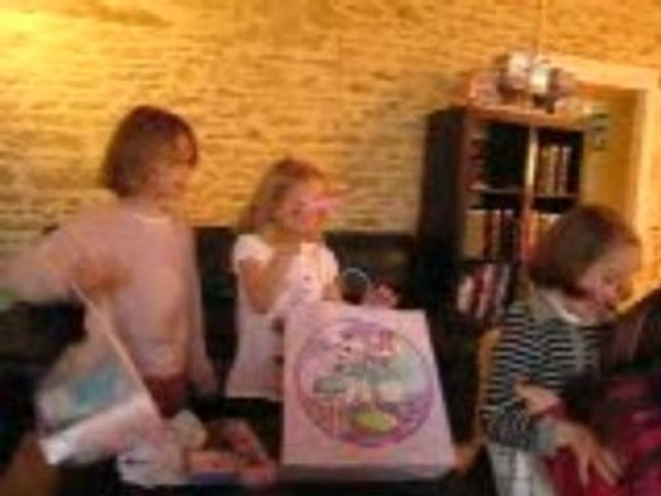 Marie ouvre ses cadeaux