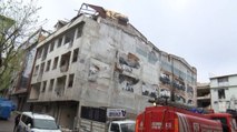 Boşaltılan binanın çatısı çöktü, 2 hurdacı enkaz altında kaldı