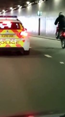 Des policiers se font humilier par un motard pendant une course poursuite et préfèrent abandonner