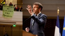 Des activistes interpellent Emmanuel Macron aux Pays-Bas : “où est la démocratie française ?”