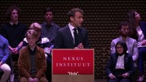 Macron responde a unos activistas que le increpan en un acto en Países Bajos