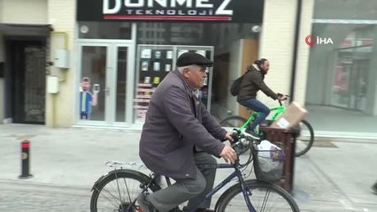 Arabası olmasına rağmen bisiklet sevgisinden vazgeçemiyor