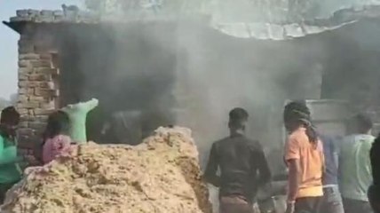 सारण: भीषण अगलगी में दो घर जलकर राख, नगदी 70 हजार समेत लाखों का हुआ नुकसान