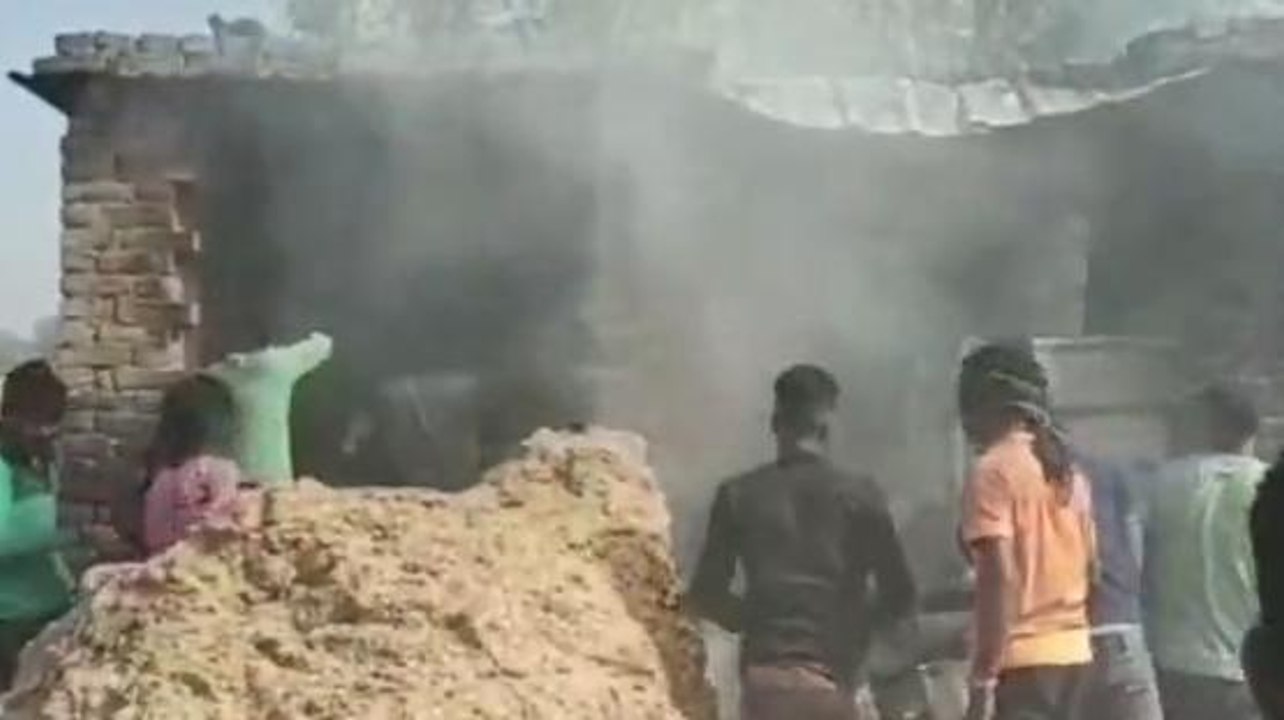 सारण: भीषण अगलगी में दो घर जलकर राख, नगदी 70 हज...