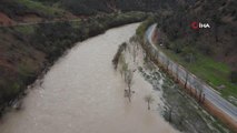 Yağış ve taşkınlar nedeniyle ulaşıma kapanan Tunceli-Ovacık karayolunda çalışmalar sürüyor