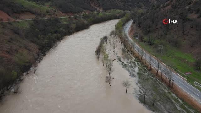 Yağış ve taşkınlar nedeniyle ulaşıma kapanan Tunceli-Ovacık karayolunda çalışmalar sürüyor