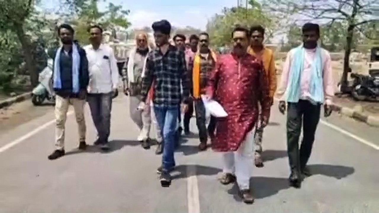 भूमि पर बने मकानों के पट्टे जारी करने की मांग, जिला कलक्टर को सौंपा ज्ञापन
