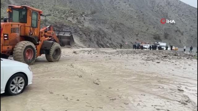 Hakkari-Van karayolu toprak kayması nedeniyle ulaşıma kapandı