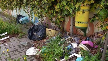 Via Santa Marta, zona giochi per bambini presidiata... dai rifiuti