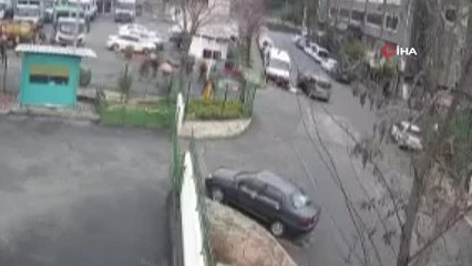 Siparişe giden kurye ile aracın çarpışma anı kamerada