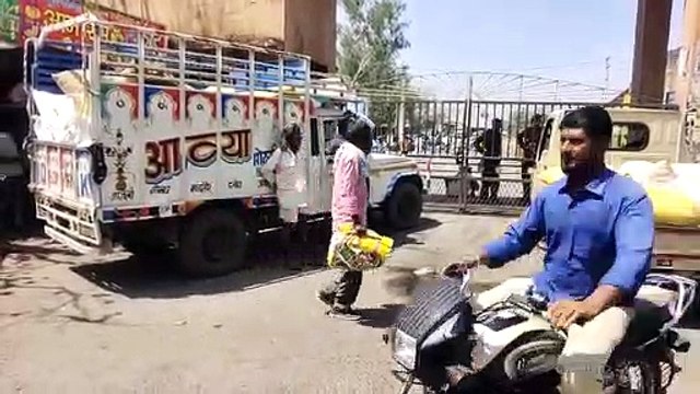 मंडी में बंपर आवक, रोड पर लगा जाम