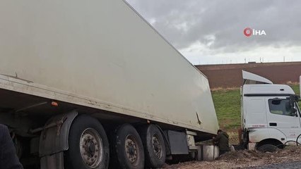 Tırın şarampole yuvarlandığı kazada 1 kişi yaralandı