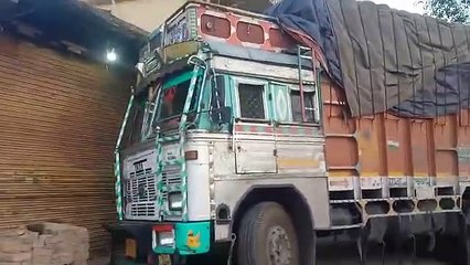 देखें वीडियो : आधी रात को मकान में घुसा ट्रक