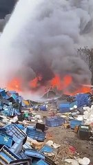 कबाड़ गोदाम में आग, दूर से दिखाई दी आग की लपट और धुंआ