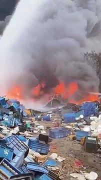कबाड़ गोदाम में आग, दूर से दिखाई दी आग की लपट और धुंआ