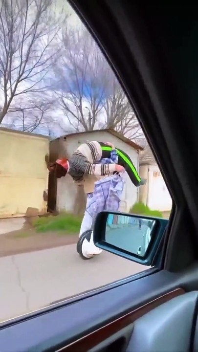 Heureusement, cet homme ivre a un pote pour le ramener chez lui en toute sécurité