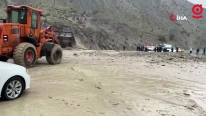 Hakkari-Van Karayolu'nda heyelan