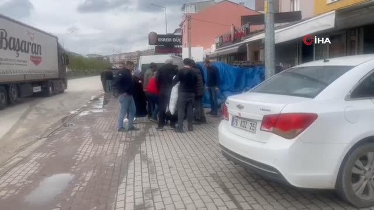 Hafif ticari araç elektrikli bisiklet kullanan kadına çarptı