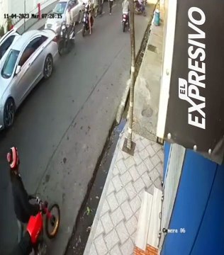 Viral: ¡En plena calle! Mujer le entra a tubazos a carro