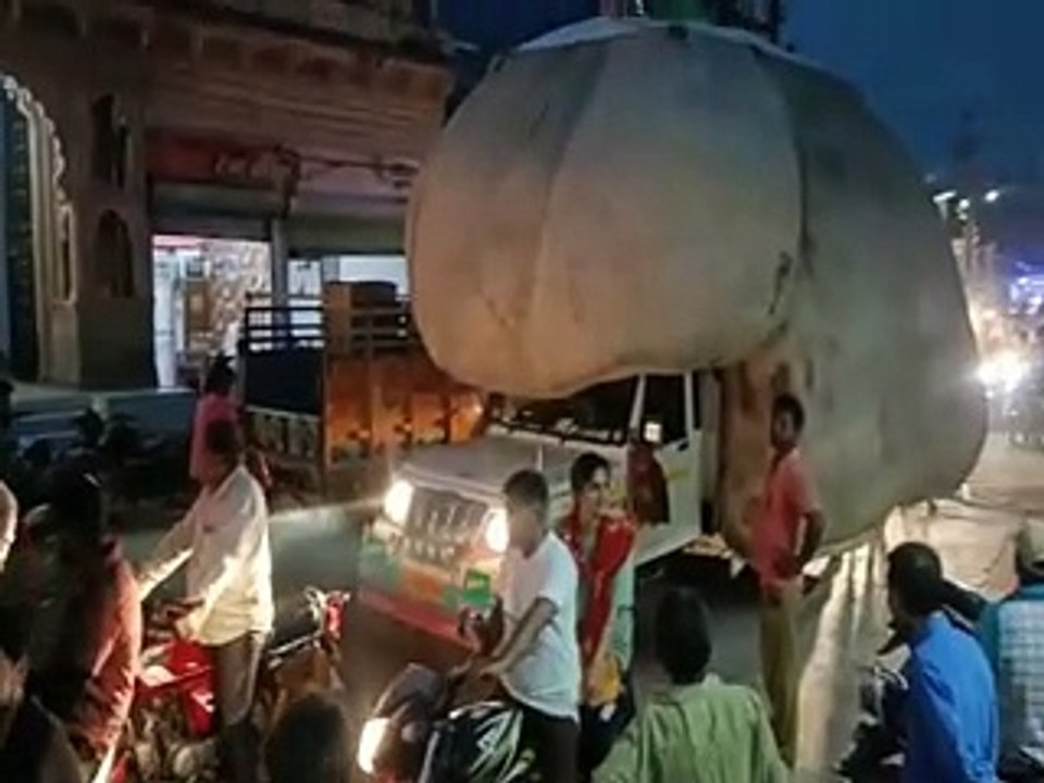 video: भूसा के ट्रैक्टर ट्रॉली, लोडिंग वाहन से लगा जाम, लोग परेशान