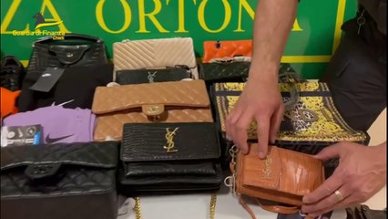 In vetrina a Ortona abbigliamento griffato contraffatto