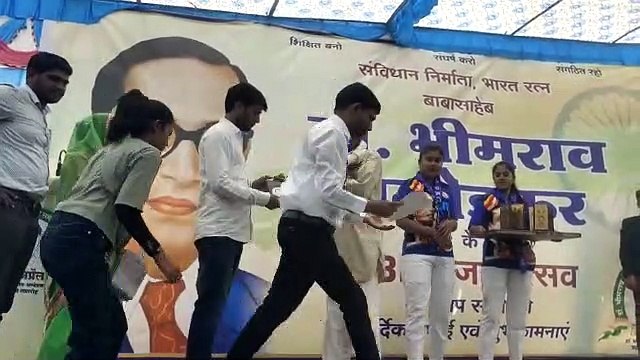 132 किलो का केक काटकर मनाई अंबेडकर की जयंती