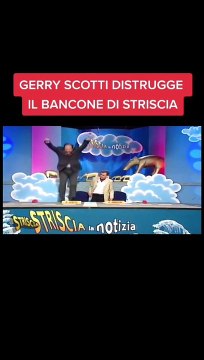 Gerry Scotti distrugge bancone Striscia, la verità dopo 25 anni