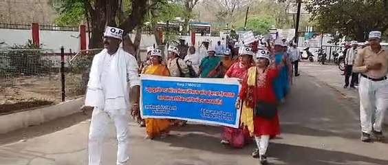 प्रदर्शन करते कर्मचारी