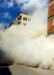 Kilis'te binanın çökme anı cep telefonu kamerasına yansıdı