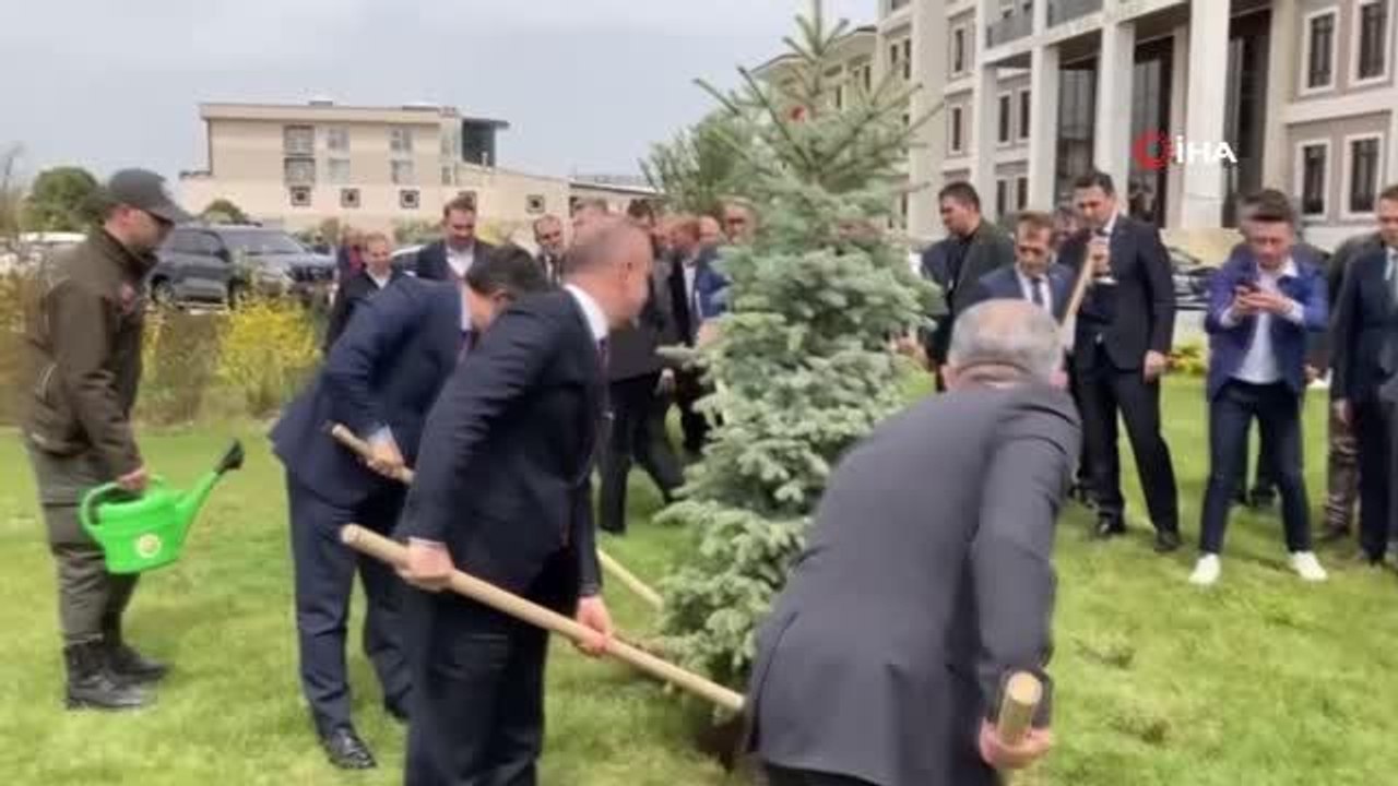 Bakan Kirişci, Cuma namazı çıkışı orman gönüllüsü çocuklara satranç takımı ve fidan dağıttı
