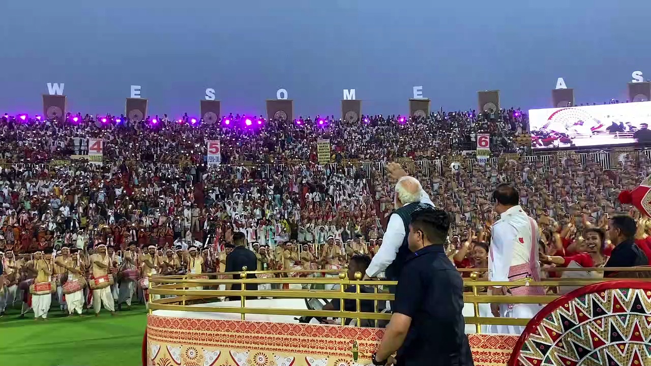 அசாம் சென்ற பிரதமர் மோடி... 11,000க்கும் மேற்பட்ட நடனக் கலைஞர்கள் நடனமாடி உற்சாக வரவேற்பு!!