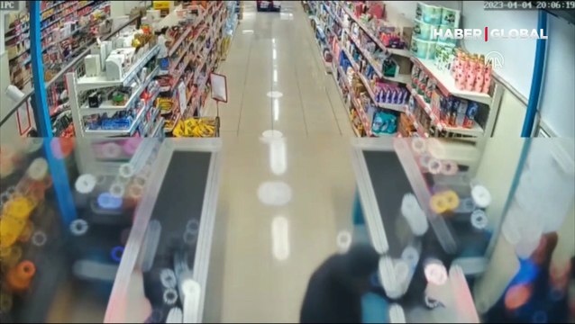 Önce keşif yaptı sonra harekete geçti! Kafasına geçirdiği kadın çorabıyla market soydu... Minibüsle evine döndü