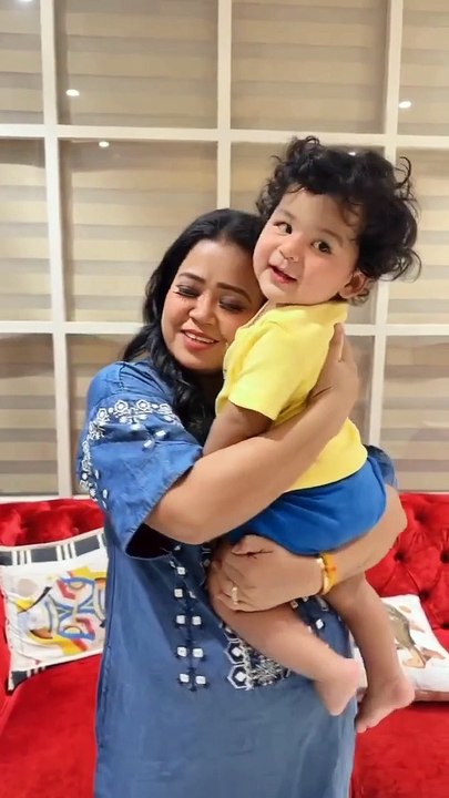 कॉमेडियन भारती सिंह ने अपने बेटे गोला को छत्तीसगढ़ी गीत 'पीरित के डोरी' सुनाकर दुलार करती नजर आईं