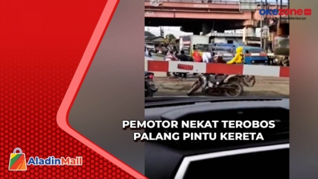Detik-Detik Pemotor Rebutan Terobos Palang Rel...