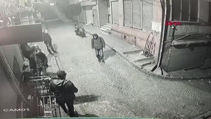 FATİH'TE GÜVENLİK KAMERASINA YANSIYAN CİNAYET; SALDIRGAN YAKALANDI