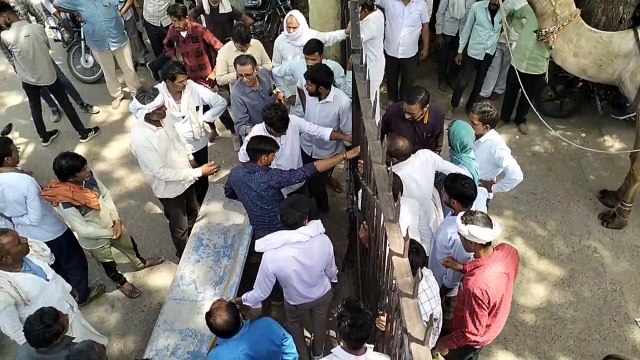 जौ जिंस की बोली नहीं लगने से बिपरे किसान, मंडी गेट के ताला जड़ा