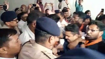 Download Video: SURAT VIDEO : देखिए क्यों पुलिस से उलझे एबीवीपी कार्यकर्ता