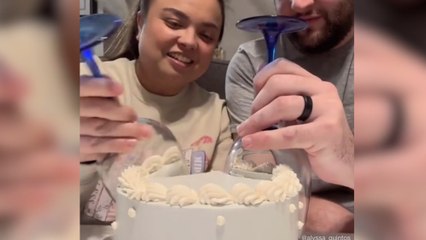 Gender reveal cake : ce couple a eu une drôle de surprise en le découpant !