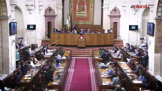 Arrojan arena en el escaño vacío de Juan Manuel Moreno Bonilla en el debate para legalizar los regadíos en Doñana